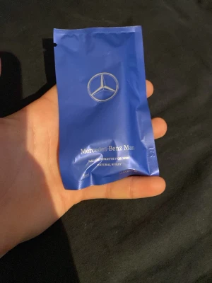 Mercedes-Benz Man parfymprov - Testa Mercedes-Benz Man i en smidig 1 ml förpackning. Ingredienser: alkohol denat., parfym, vatten, ethylhexyl methoxycinnamate, ethylhexyl salicylate, butyl methoxydibenzoylmethane, BHT, citral, citronellol, coumarin, geraniol, limonene, linalool. Tillverkad i Frankrike.