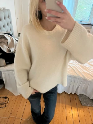 Stickad tröja - Vit Stickad tröja, superfin!
