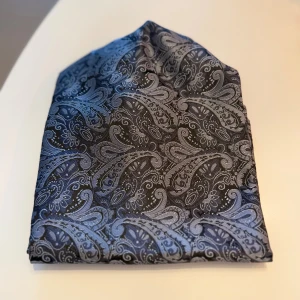 Ascots  - Ascots perfekt till fina tillfällen. Som är mycket bekväm och skönare än slips. 2 för 499