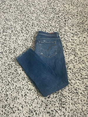 Dondup george jeans - Ett par feta dondup george jeans. De är i bra skick men har en slitning på knät. Dom är stora sitter som 34 men står som 38 eftersom det är skinny fit.