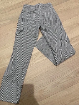 Street pants  - Skit snygga Randiga raka cargo liknande jeans från bershka, säljer då de är för små för mig!  Midwaist! Grå/blå i färgen 