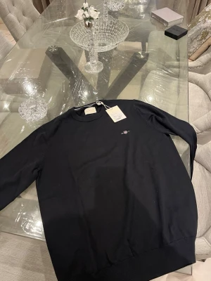 Svart GANT tröja - Stilig svart gant tröja helt ny och oanvänd! Prislapp kvar, storlek L, passar om du har M också