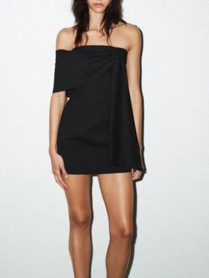 Zara bandeu klänning - Super fin klänning. Slutsåld. Köpt för 499 med lappen kvar. Perfekt till nyår! Passar mig med S