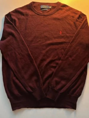 Vinröd merinoull tröja från Polo Ralph Lauren - Fet vinröd merinoull tröja från ralph lauren. Modellen är 184 och väger 73. Nypris 1500 mitt pris 449