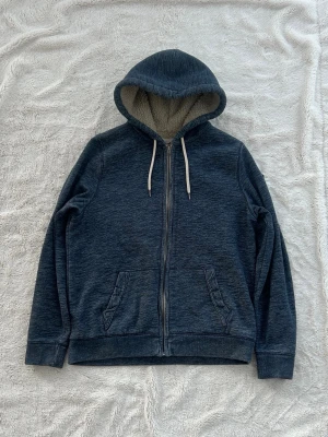 Hollister zip hoodie med foder  - En zip från Hollister i storlek M, kan upplevas mindre i storlek, likt en S (HERR). Jag fraktar inom 24h. Se liknande plagg i min profil!