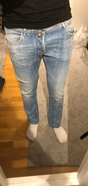 Jacob cohen jeans - STEAL!! Vill bara bli av med den, först till kvarn!! Limited edition jeans! Liten fläck.