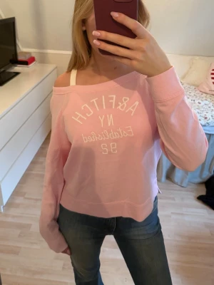 Sweatshirt  - Använd fåtal gånger, superfint skick!