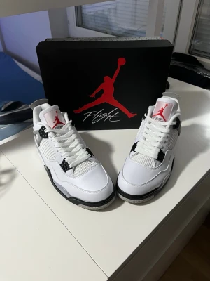 Nike Air Jordan 4 White Cement - Nike Air Jordan 4 White Cement sneakers. Perfekt för eget bruk eller julklapp 🎄Priset kan diskuteras skicka gärna förslag. Frågor är alltid välkomna 😁                                                           Pris från butik - 3500 kr ❌                                    Min pris - 1800 kr ✅🔥🤝