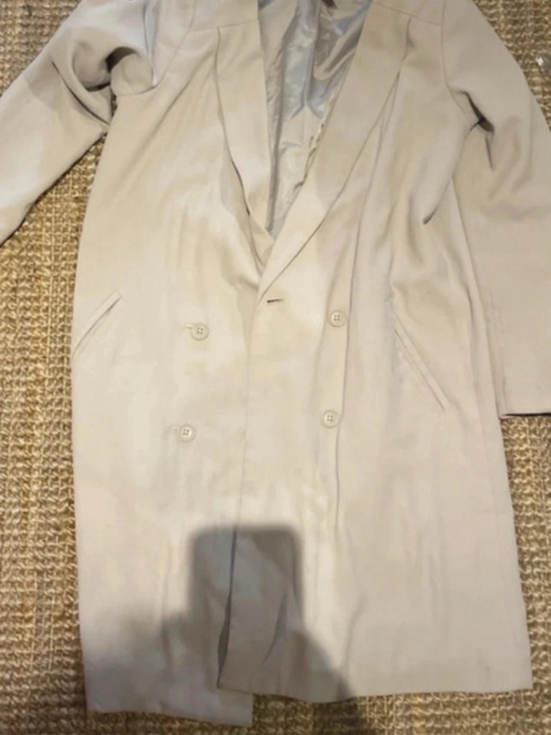 Beige dubbelknäppt kappa