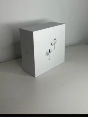 AirPods Pro (2nd generation) - Säljer ett par AirPods Pro (2nd generation). Produkten är i originalförpackning och är helt ny och oöppnad. Jag fick det i julklapp och jag har redan ett par så tänkte sälja de. Hör av er vid frågor