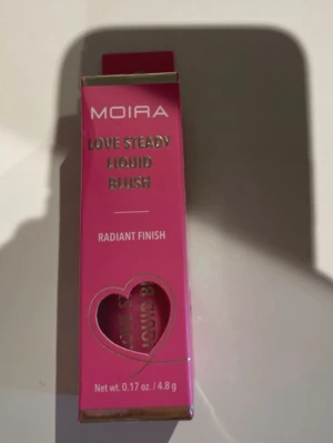 MOIRA Love Steady Liquid Blush 05 - Flytande rouge från MOIRA i färgen 05 So Cute. Kommer i en rosa förpackning med hjärtformad detalj och guldtext. Ger en strålande finish och är enkel att applicera för en fräsch look. Innehåller 4,8 g.