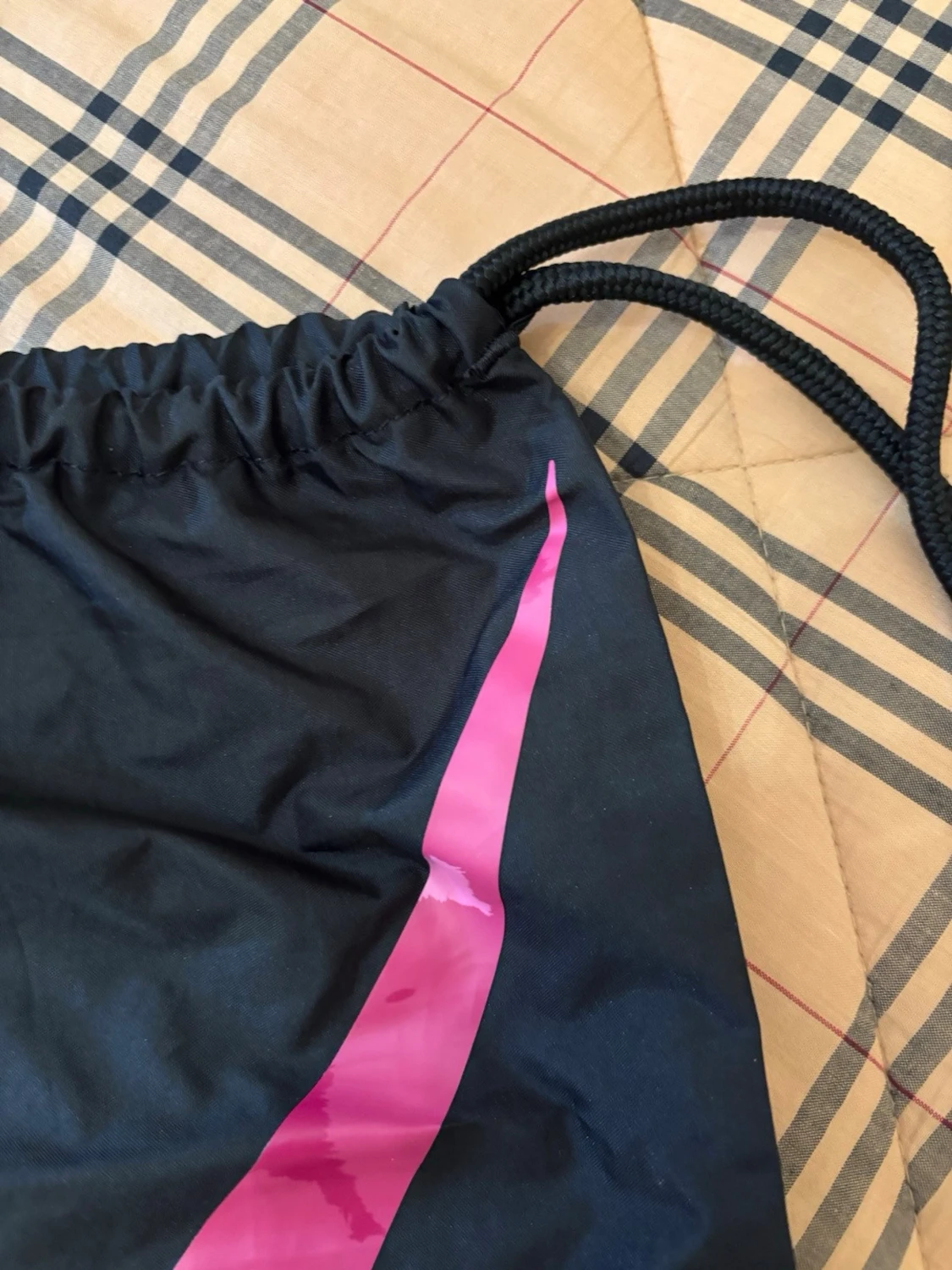 Svart gympåse från Nike med rosa logo