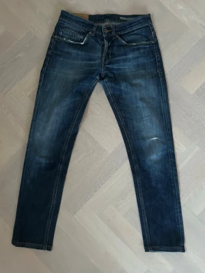 Dondup George Jeans - Tja säljer nu dessa riktigt snygga Dondup jeansen i storlek 29 där nypriset är cirka 4000kr och modellen är George, skick 8/10 vid minsta lilla fundering så är det bara att höra av sig!  Mvh Santén