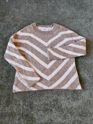Stickad tröja - only - En beige mönstrad stickad tröja från Only - storlek S. Överdrivet mjuk, helt ny aldrig använd då den glömts bort i garderoben   Nypris - 449kr