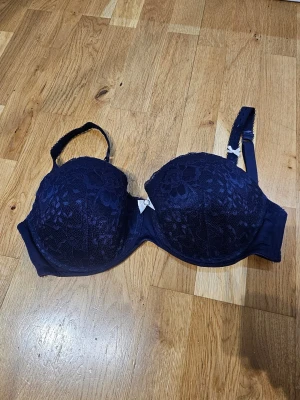 Marinblå bh 70G - hunkemöller - En marinblå spets bh i storlek 70G från hunkemöller. Använd några gånger men fortfarande i fint skick