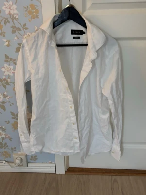 Riley skjorta - Vit Riley skjorta, storlek M