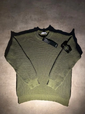 Grön stickad tröja från Stone Island - Hör av vid minsta fundering 💫
