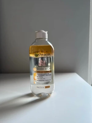 Garnier micellar vatten  - 400 ml. Vet inte hur länge jag haft den. 