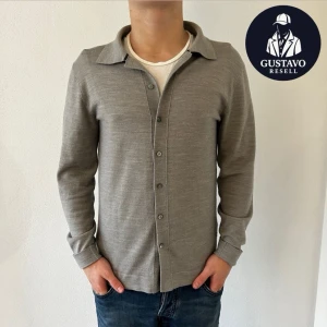 MERINOULL TRÖJA - Tja. Säljer denna merinoull/silke tröjan från lessworries. Storlek M och nypris är 1300 kr. Fint skick utan defekter! Tveka inte på att ställa frågor! 😊