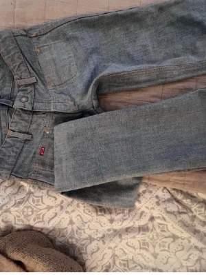 Ljusblå Jeans - Jeans från Polen Vinted som tyvärr var försmå för mig. De går att vända på åt båda håll och har inga fickor. Midjemått rakt över 35 och innerbenslängd 84cm❤️