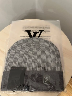 Grå rutig mössa Louiss Vuitton - Säljer en helt ny mössa oanvänd, Storlek One size Fraktar snabbt inom 24h efter köp.Ställ gärna din fråga.