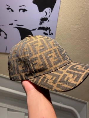 Fendi keps - Köper och säljer nya kepsar. Denna Fendi keps har stått bara i skåpet så vill sälja den. Skicket är som nytt inga repor osv.