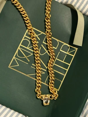  Halsband från Maria Nilsdotter - Chunky Chain Jaw Stone Halsband från Utgången modell från Maria Nilsdotter. Justerbar kedja: ca 42–47 cm. Material: 925 sterling silver med 18k guldplätering. Skick: knappt använt, mycket fint skick. Skriv gärna om du vill ha fler eller specifika bilder. 