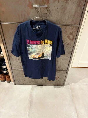 Blå  Le Mans t-shirt - Säljer en mörkblå leMans T-shirt tröjan är typ som ny använd Max 2 gånger och är väldigt snygg med trycket på bröstet.
