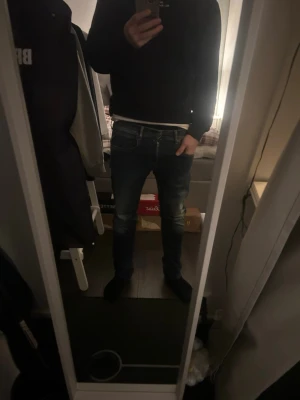 Replay Hyperflex jeans blå 30/32 - Säljer ett par Replay Hyperflex jeans i mörkblå tvätt med snygga slitningar och kontrastsömmar. Modellen har klassisk femficksdesign, normal passform och stretchigt material för extra komfort. Perfekt för dig som gillar stilrena och bekväma jeans. Byten är intressant och priset kan diskuteras.