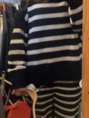 Svartvit randig stickad tröja - Säljer en oversized stickad tröja med breda svarta och vita ränder. Tröjan har lång ärm där tröjarmarna går ut vid händerna. Materialet är helt underbart. 