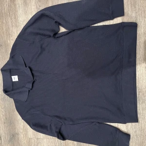 Mörkblå pikétröja från Zara - Mörkblå Pikétröja från Zara, storlek M