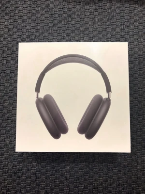 AirPods Max - Nya och oöppnade Apple AirPods Max i färgen Midnight. Levereras med Smart Case och USB-C. Premium over-ear hörlurar med aktiv brusreducering, hög ljudkvalitet och elegant design. Perfekt skick, originalförpackning och plasten är kvar.