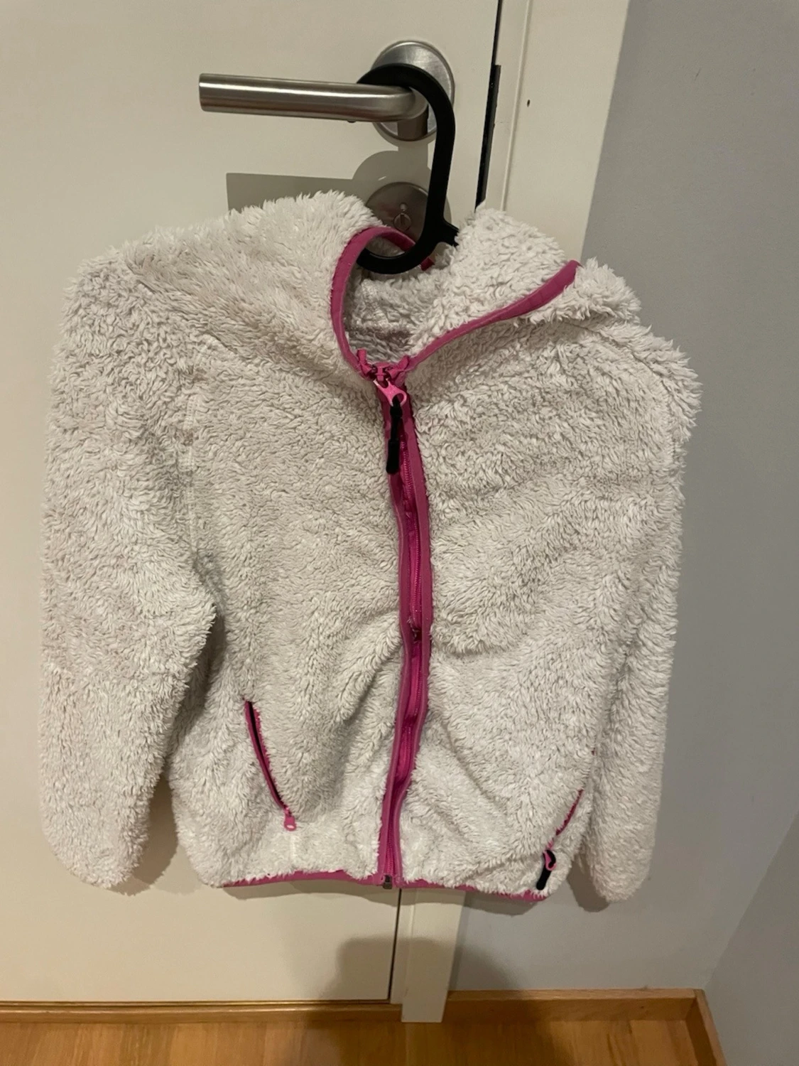 Vit teddyjacka med rosa detaljer