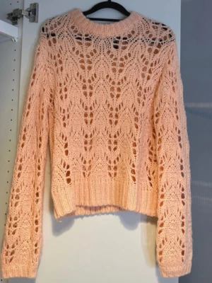 Coralfärgad stickad tröja  - Jättefin coral/persikafärgad tröja med hålmönster. Endast använd ett fåtal gånger