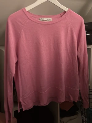 Rosa långärmad tröja från Zara - Säljer en enkel och snygg rosa långärmad tröja från Zara. Tröjan har rund halsringning och Passar dig som gillar stilrena och färgglada plagg. Den är i väldigt luftigt material! 
