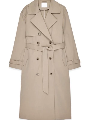 Beige trenchcoat med bälte - Snygg beige trenchcoat med klassisk dubbelknäppning och bälte i midjan. Använd jätte lite, ungefär 5 gånger :) Ordinarie pris 1199kr