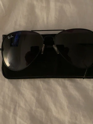 Ray-Ban solglasögon - Säljer äkta raybans för bra pris. Perfekta till sommaren med en chill outfit! Hör av dig vid minsta fundering.
