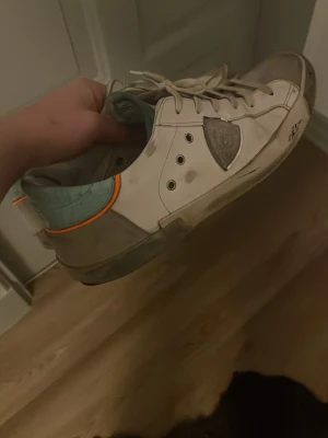 Philippe Model vita sneakers - Ett par riktigt schyssta och feta Philippe models för bara 649kr nypris är 3750kr fraktar snabbt de är riktigt fetta passar till alla årstider skicket är 7/10 skulle jag ändå säga👍via intresse skicka till mig eller lämna prisförslag 😁👍