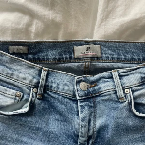 SÄLJER MINA FAVORIT LTB JEANS!!! - SUPER snygga jeans från LTB  Dom är low Waist med bootcut i modellen Fallon. Säljer för 400 Midjemått: 37cm(raktöver) Innerbenslängd: 85cm 