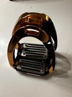 Acavallo stigbyglar i guld och svart - Säljer ett par snygga stigbyglar från Acavallo i rosé och svart. De har en robust design med räfflad fotplatta i metall för extra grepp. Perfekt för dig som vill ha stil och funktion på ridturen. Märkta med Acavallo på sidan. Dom är fina men lite repiga osv. Nypris 2499 men säljes för 1500, pris kan diskuteras vid snabb affär. Jag kan skicka men går även att hämta upp.