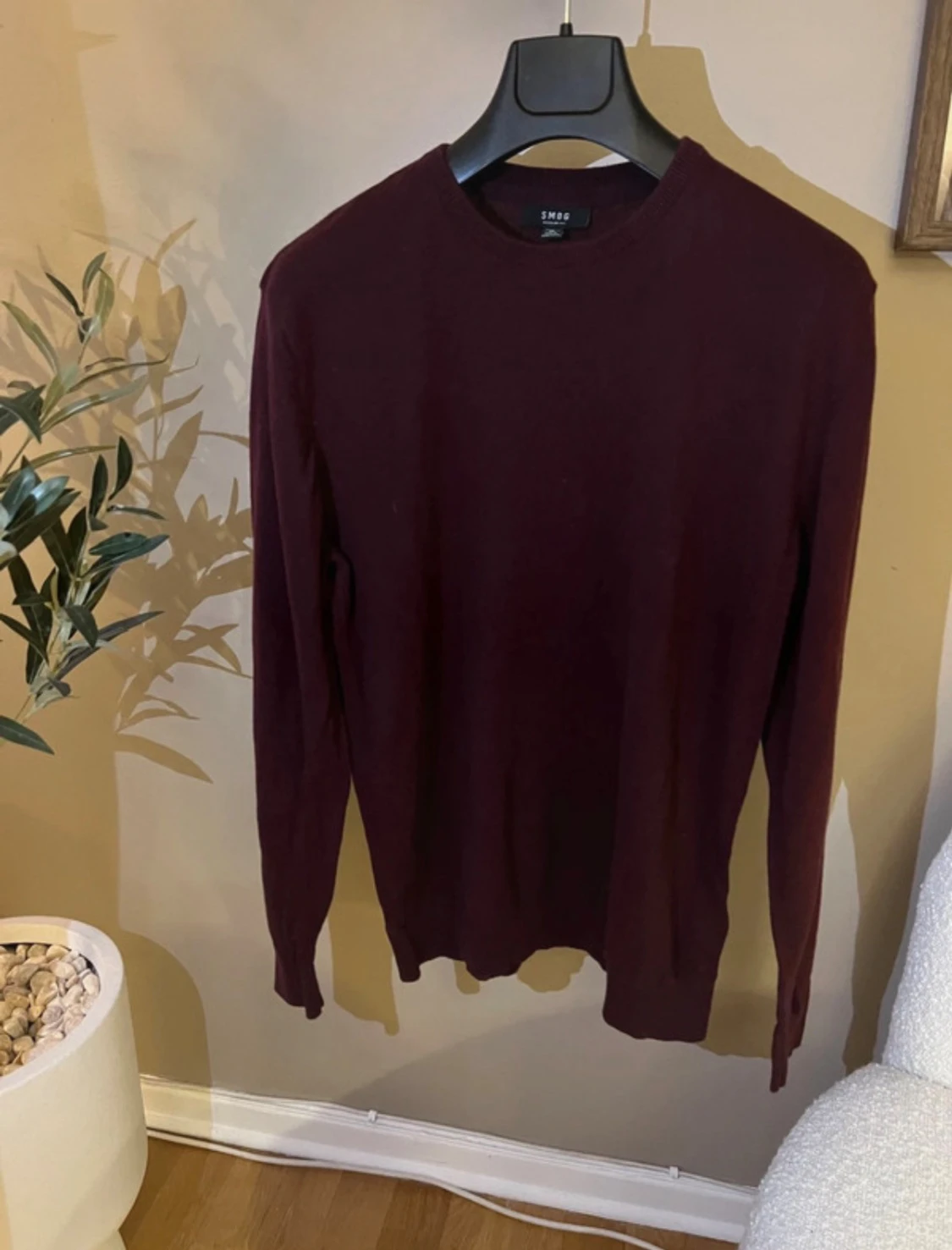 Vinröd stickad crewneck från SMOG, storlek 