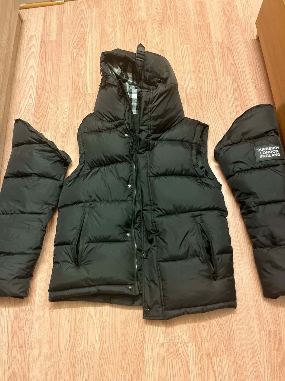 Svart Burberry pufferjacka med rutig krage - 6