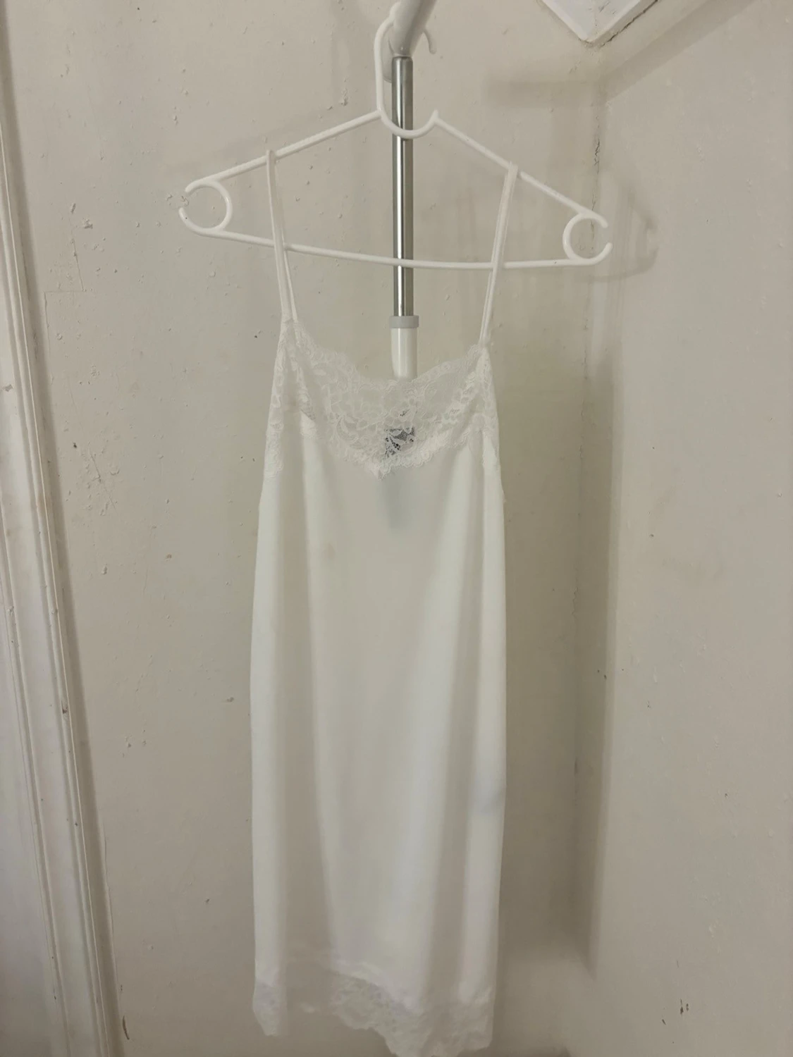 Vit spetskantad nattlinne - 1