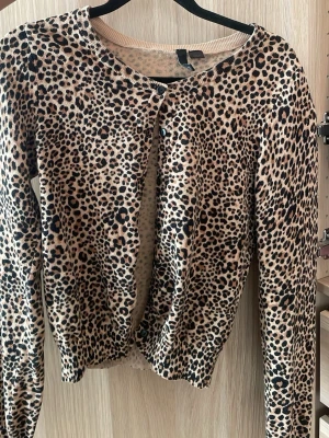 Leopardmönstrad kofta från H&M - Cool och skön, står 38 men sitter med som 36 ❤️