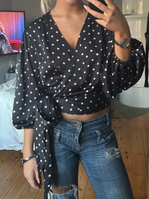 Prickig tröja - Köpt på Vinted stl 38