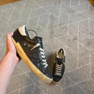 Philippe Model - Sjukt snygga svarta philippe modells som har några år kvar på sig! Storlek 42. Dustbag och box ingår ej! Priset ej hugget i sten så kom gärna med prisförslag!  Kontakta mig vid frågor🍂 