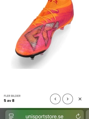 Puma orange fotbollsskor med snörning - Säljer ett par grymma fotbollsskor från Puma i en fet orange och rosa färg med svarta detaljer. Skorna har snörning, låg profil och platt sula med dobbar för konstgräs. Snyggt mönster på sidan och Puma-logga i svart. Ovandelen är i syntetmaterial för lätt känsla.