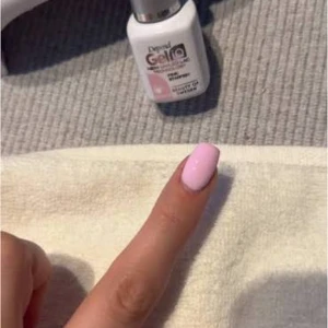 Depend gel iq pink starfish nagellack - Säljer ett Depend Gellack nagellack i en superfin ljusrosa nyans. Perfekt för dig som vill ha glansiga och hållbara naglar med salongskänsla hemma. Kommer i en liten vit flaska med silverlock. Helt nytt / oanvänt - nyansen heter Pink Starfish - säljer pga fick två stycken i samma nyans. 