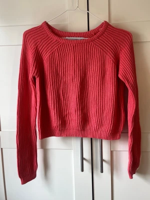 Tröja - Snygg stickad tröja som aldrig blivit använd🥰passar xs-m beroende på hur man vill att den ska sitta 