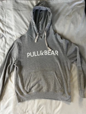 Hoodie - Helt ny hoodie från Pull&bear, för stor för mig🥰